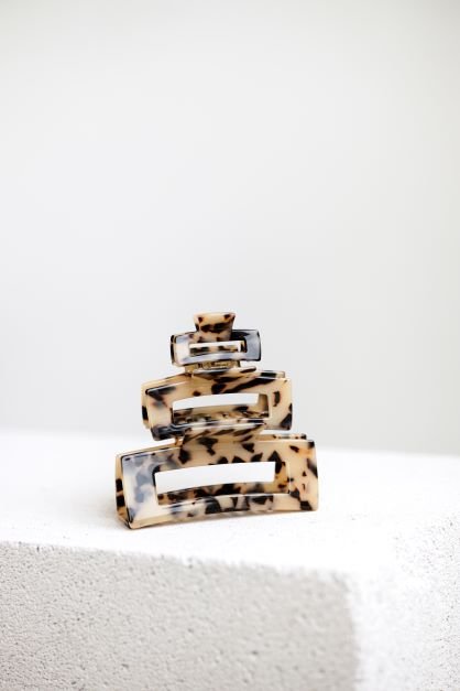 Amitié Nora plaukų segtukas - migdolų latė S dydis - Amitié