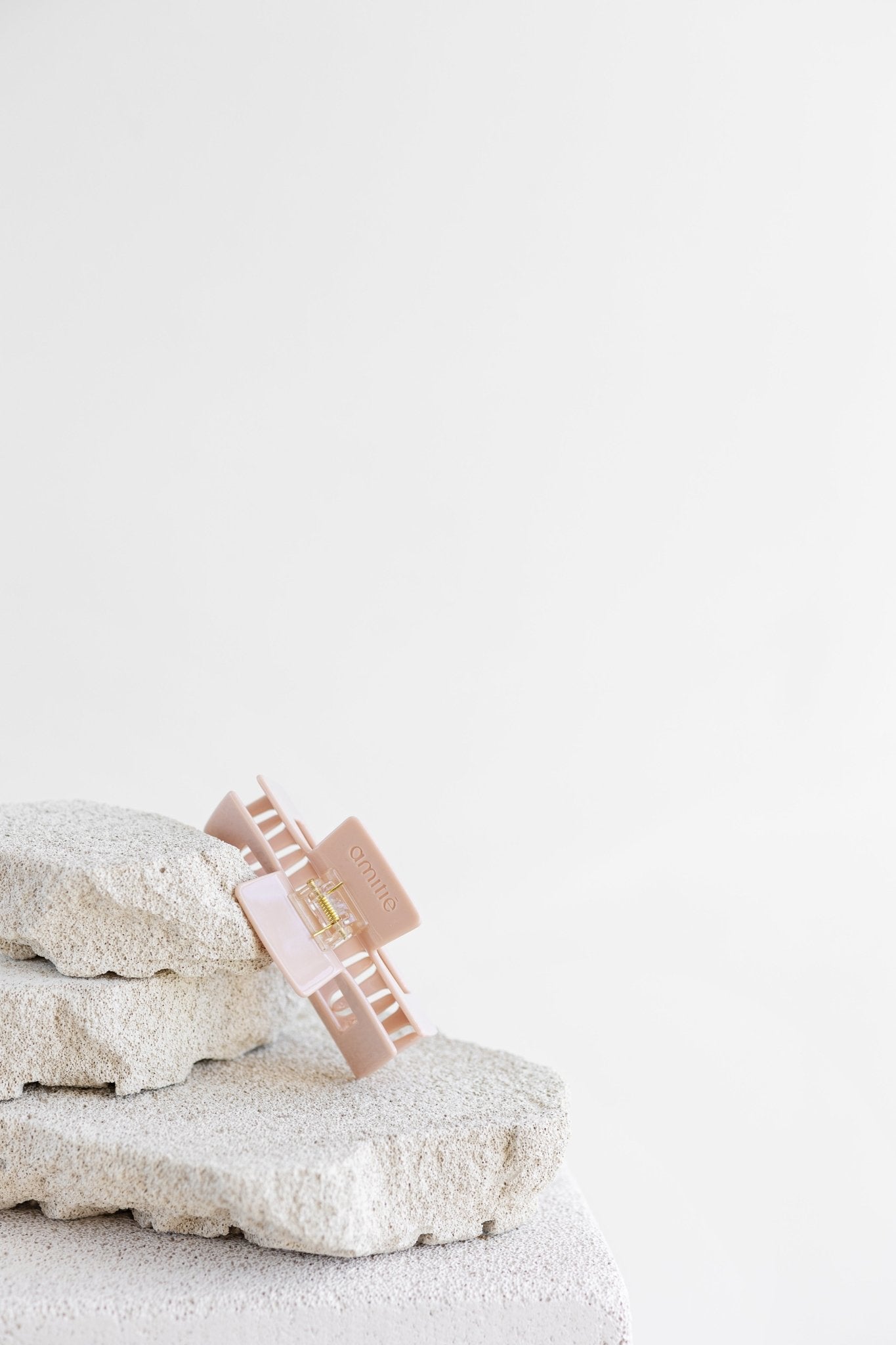 Amitié Nora plaukų segtukas - rožinė vanilė (M dydis) - Amitié