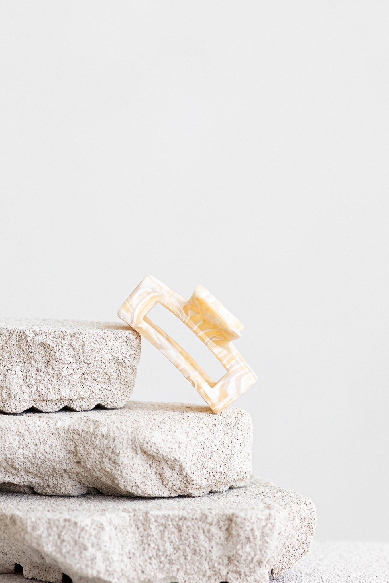 Nora plaukų segtukas - kokosų pienas (M dydis) - Amitié